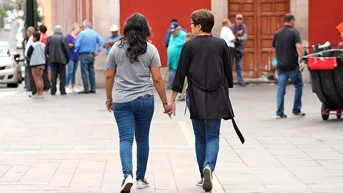 pareja de mujeres caminando en la calle